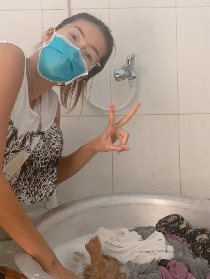 Ba mẹ con Hồng Nhung và người mẫu Minh Tú đi cách ly tập trung - 1