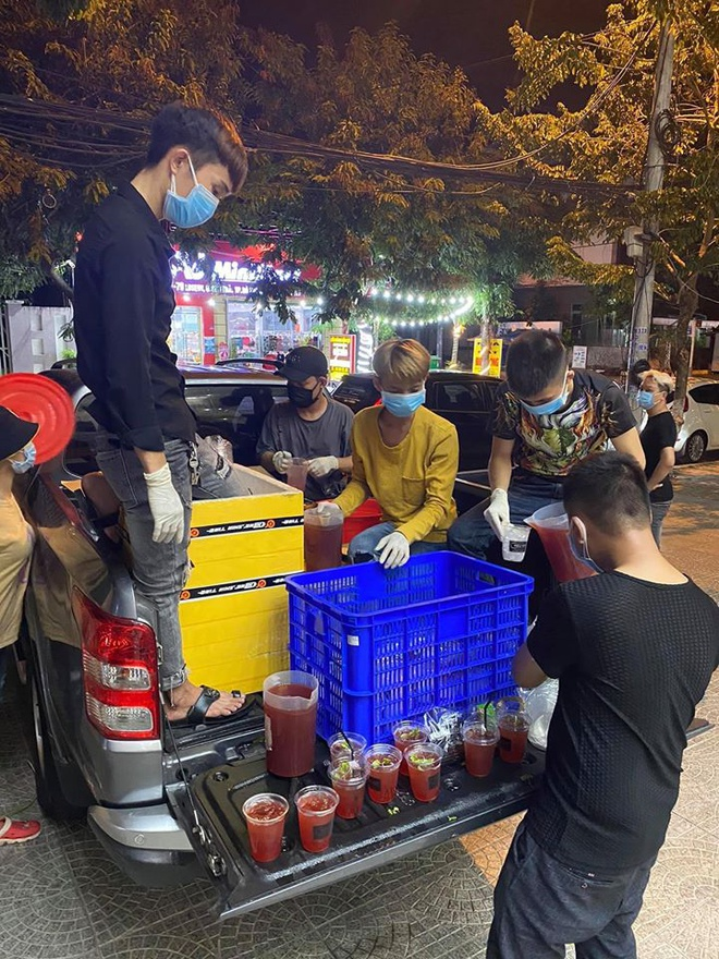 Ảnh: Ấm lòng những suất cơm tặng y bác sỹ chống COVID-19 tại Đà Nẵng - 10