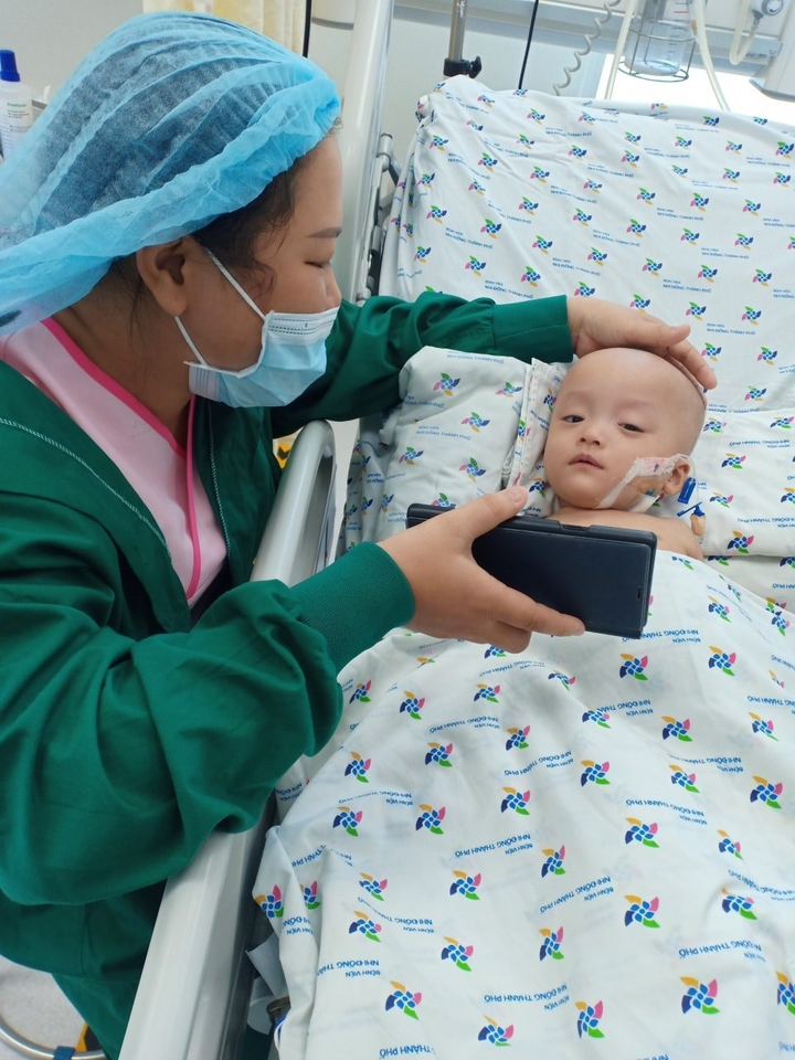 Ảnh: Nụ cười tỏa nắng của cặp song sinh dính liền sau 20 ngày mổ tách rời - 4