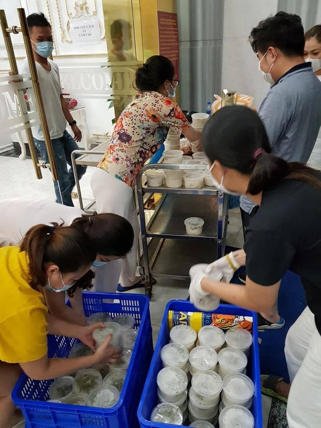 Ảnh: Ấm lòng những suất cơm tặng y bác sỹ chống COVID-19 tại Đà Nẵng - 9