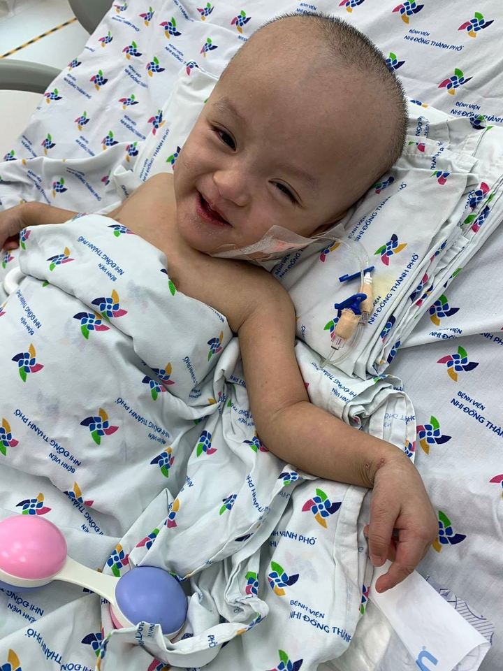 Ảnh: Nụ cười tỏa nắng của cặp song sinh dính liền sau 20 ngày mổ tách rời - 1