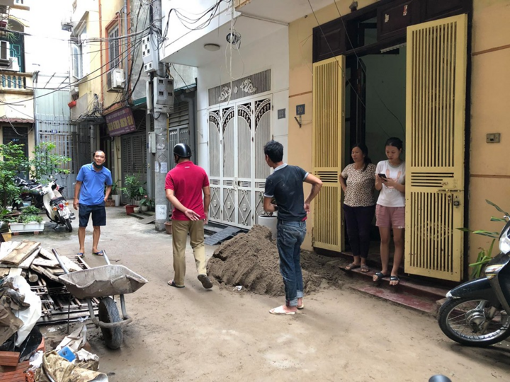 Đang đi bộ, người đàn ông bị xe rùa từ tầng 5 rơi trúng - 2