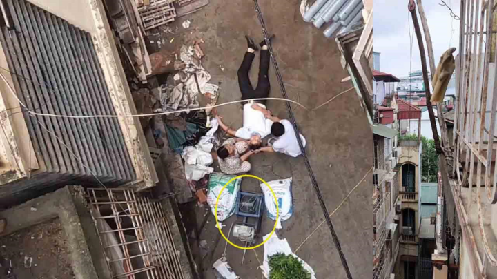 Đang đi bộ, người đàn ông bị xe rùa từ tầng 5 rơi trúng - 1