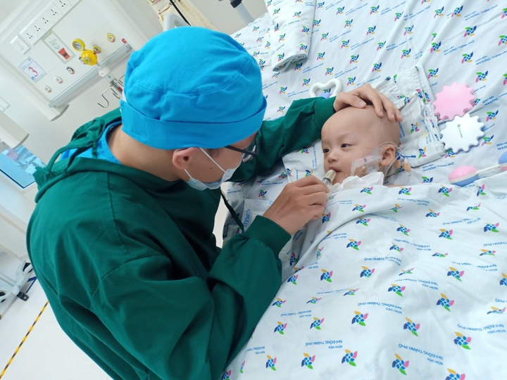 Ảnh: Nụ cười tỏa nắng của cặp song sinh dính liền sau 20 ngày mổ tách rời - 3