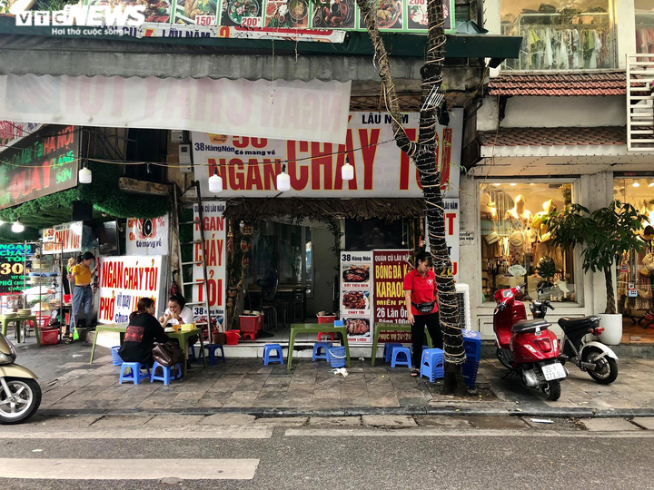 Phố cổ Hà Nội kinh doanh ế ẩm giữa mùa dịch COVID-19 - 13