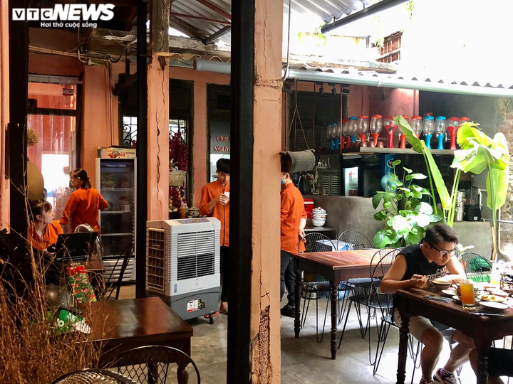 Phố cổ Hà Nội kinh doanh ế ẩm giữa mùa dịch COVID-19 - 14