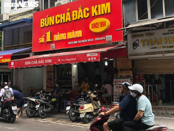 Phố cổ Hà Nội kinh doanh ế ẩm giữa mùa dịch COVID-19 - 8