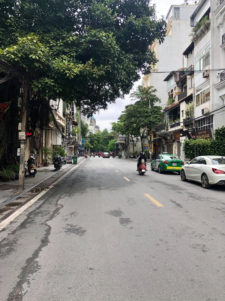 Phố cổ Hà Nội kinh doanh ế ẩm giữa mùa dịch COVID-19 - 1