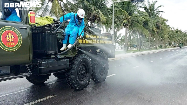 Cận cảnh Binh chủng Hóa học phun hóa chất khử trùng quận Sơn Trà, Đà Nẵng - 4