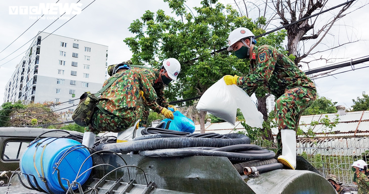 Cận cảnh Binh chủng Hóa học phun hóa chất khử trùng quận Sơn Trà, Đà Nẵng - 1
