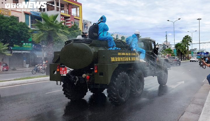 Cận cảnh Binh chủng Hóa học phun hóa chất khử trùng quận Sơn Trà, Đà Nẵng - 8