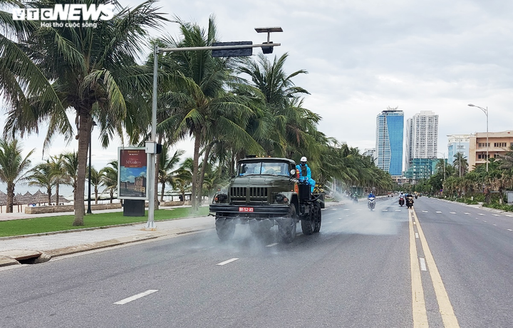 Cận cảnh Binh chủng Hóa học phun hóa chất khử trùng quận Sơn Trà, Đà Nẵng - 2