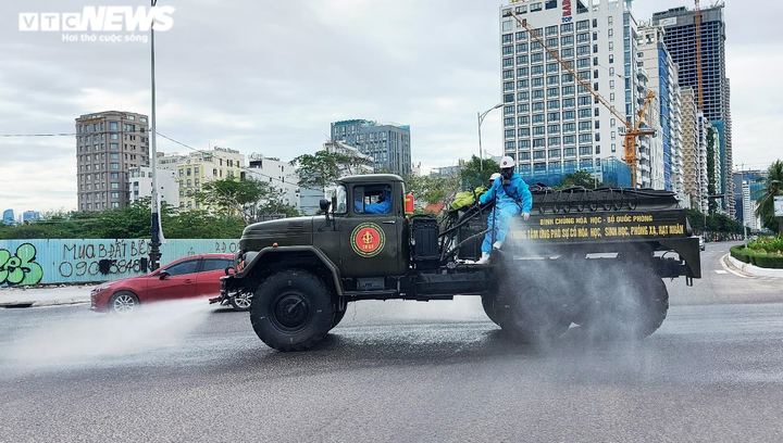 Cận cảnh Binh chủng Hóa học phun hóa chất khử trùng quận Sơn Trà, Đà Nẵng - 5