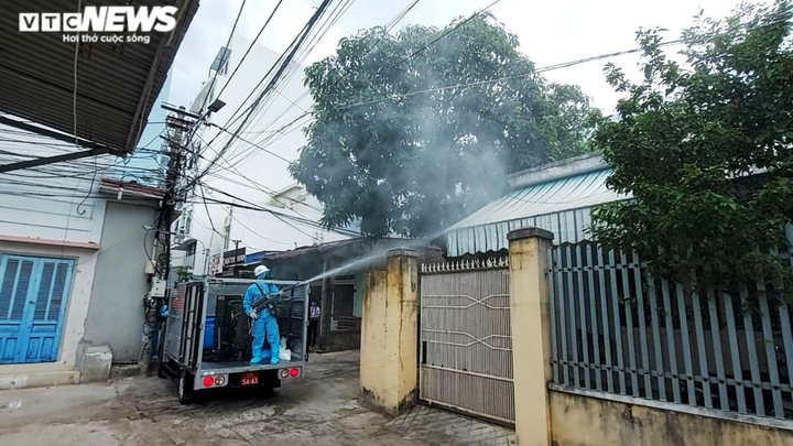 Cận cảnh Binh chủng Hóa học phun hóa chất khử trùng quận Sơn Trà, Đà Nẵng - 6