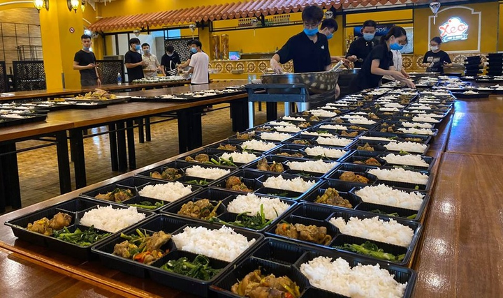 Ảnh: Ấm lòng những suất cơm tặng y bác sỹ chống COVID-19 tại Đà Nẵng - 5