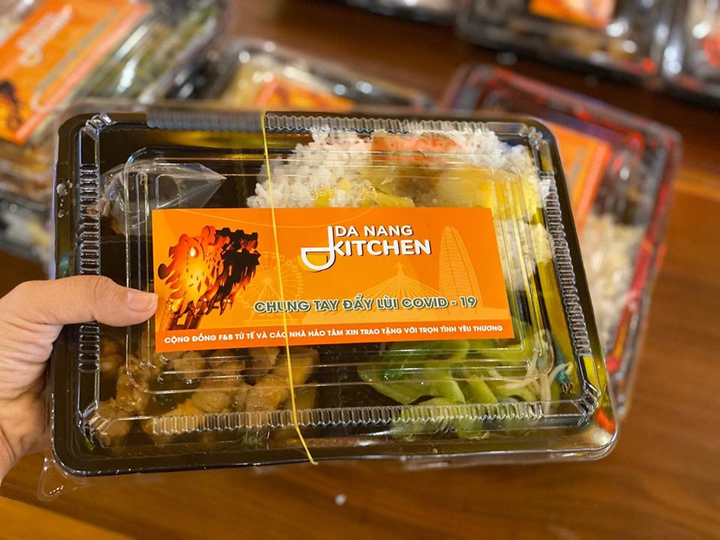 Ảnh: Ấm lòng những suất cơm tặng y bác sỹ chống COVID-19 tại Đà Nẵng - 3
