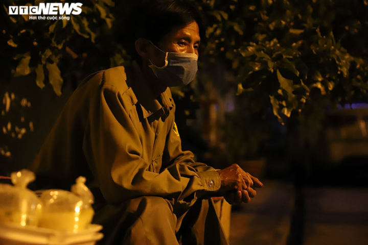 Ảnh: Trắng đêm tại các chốt phòng dịch COVID-19 ở Đắk Lắk - 3