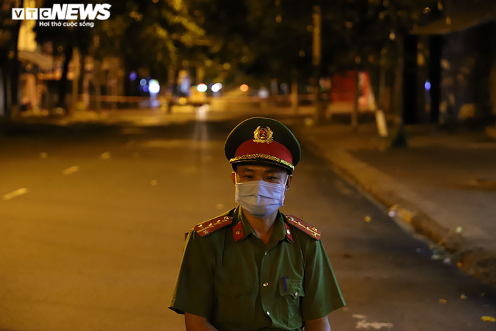 Ảnh: Trắng đêm tại các chốt phòng dịch COVID-19 ở Đắk Lắk - 6