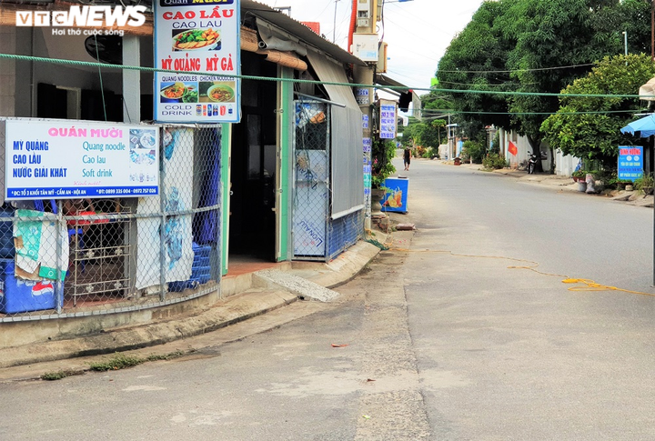 'Nội bất xuất, ngoại bất nhập' khối phố có 4 ca mắc COVID-19 ở Hội An - 6