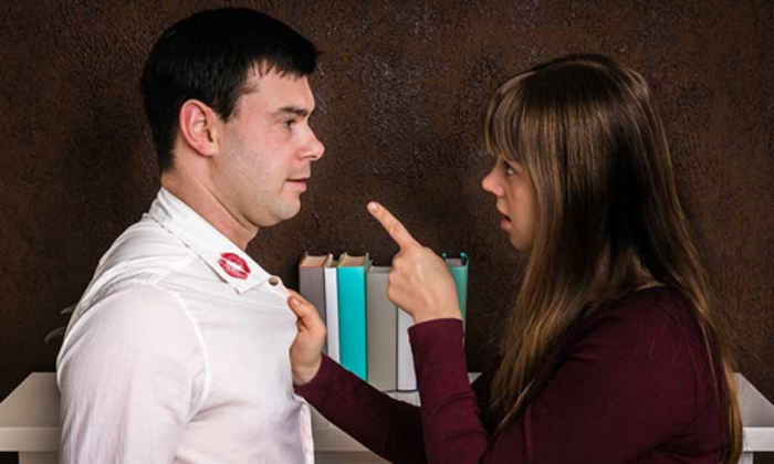 Phản ứng hoang đường của vợ khi thấy vết son trên áo chồng - 1