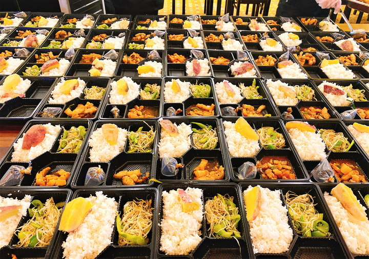 Ảnh: Ấm lòng những suất cơm tặng y bác sỹ chống COVID-19 tại Đà Nẵng - 11