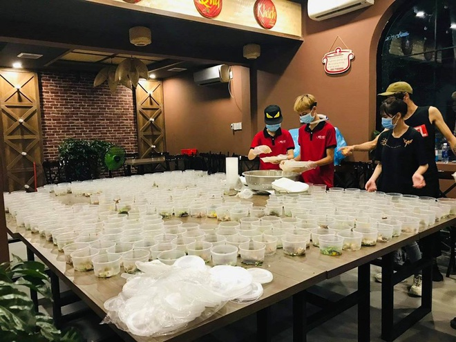 Ảnh: Ấm lòng những suất cơm tặng y bác sỹ chống COVID-19 tại Đà Nẵng - 8