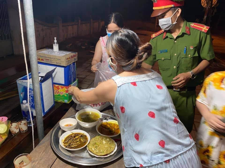 Ảnh: Ấm lòng những suất cơm tặng y bác sỹ chống COVID-19 tại Đà Nẵng - 14