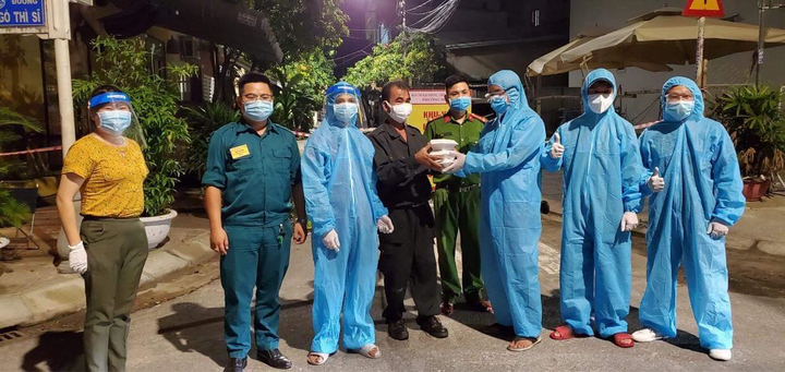 Ảnh: Ấm lòng những suất cơm tặng y bác sỹ chống COVID-19 tại Đà Nẵng - 2