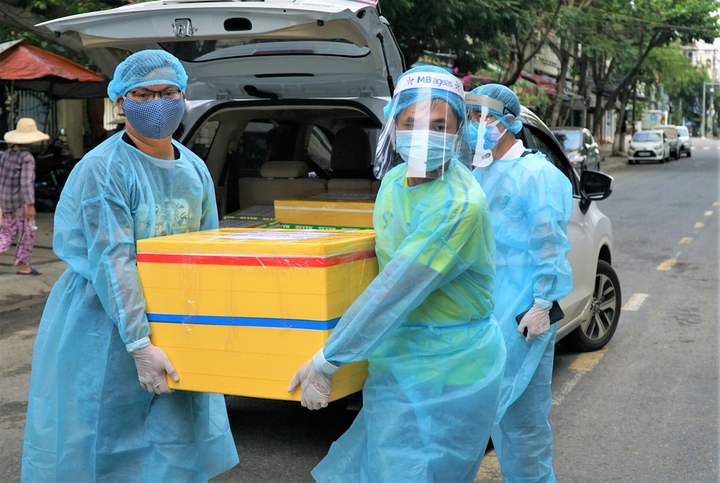 Ảnh: Ấm lòng những suất cơm tặng y bác sỹ chống COVID-19 tại Đà Nẵng - 12