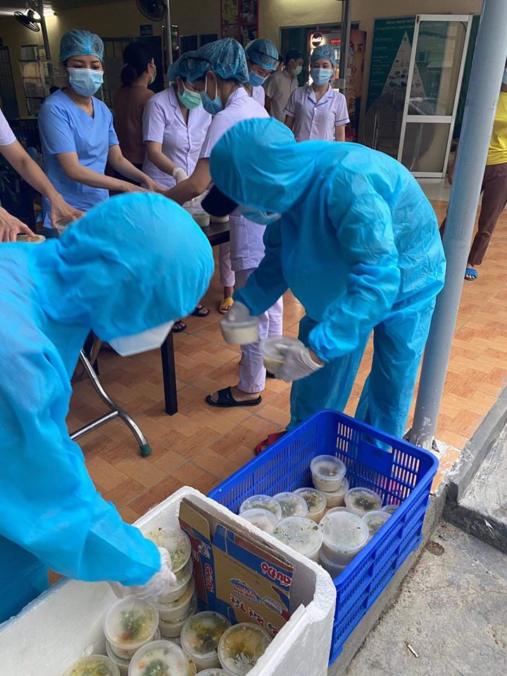 Ảnh: Ấm lòng những suất cơm tặng y bác sỹ chống COVID-19 tại Đà Nẵng - 1