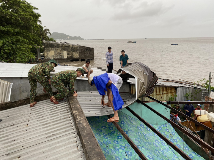Ảnh hưởng hoàn lưu bão số 2: Hàng trăm căn nhà ở miền Tây bị sập và tốc mái - 1