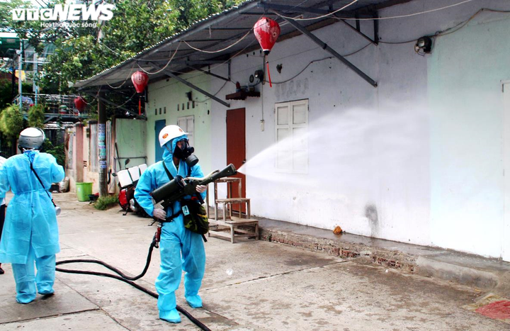Cận cảnh Binh chủng Hóa học phun hóa chất khử trùng quận Sơn Trà, Đà Nẵng - 7