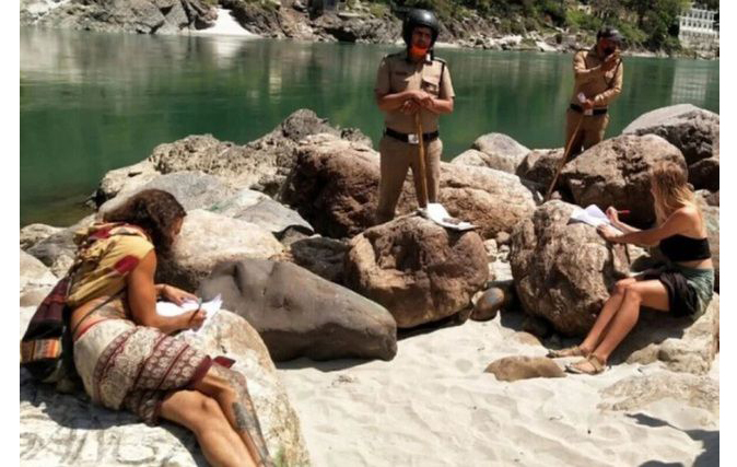 Muôn kiểu phạt vi phạm cách ly COVID-19 trên thế giới - 3