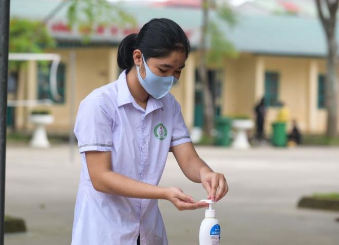 Ở điểm thi có thí sinh F1, cán bộ coi thi phải mặc đồ bảo hộ - 1