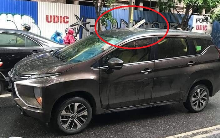 Thanh sắt dài 2m rơi từ công trình xây dựng đâm thủng nóc ô tô trên phố Hà Nội - 1