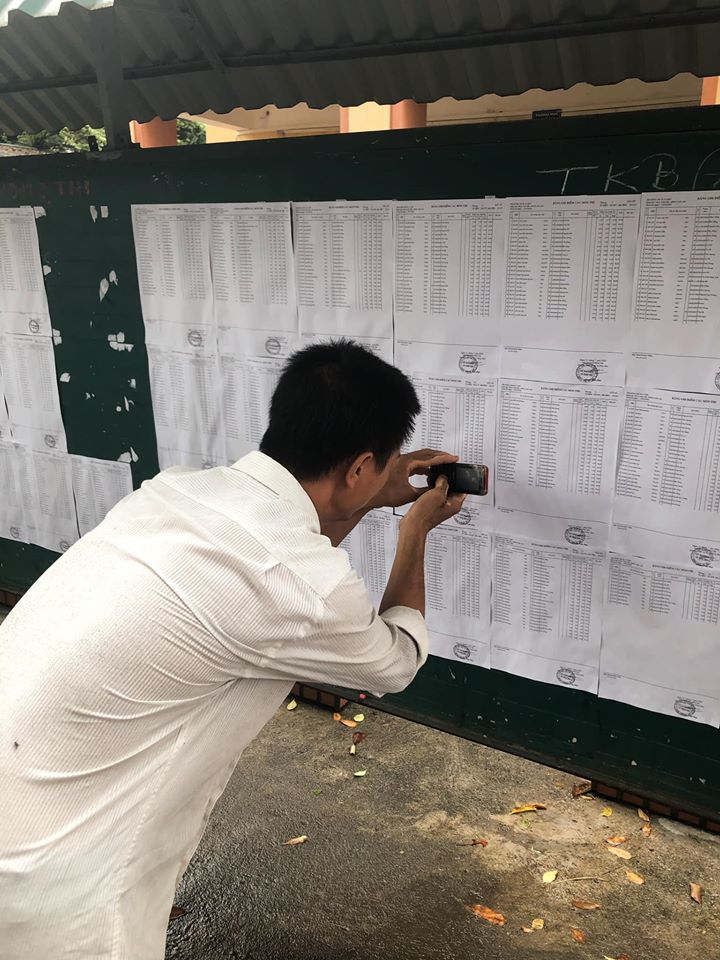 Rưng rưng hình ảnh người cha cặm cụi tìm tên, dò điểm thi của con - 1