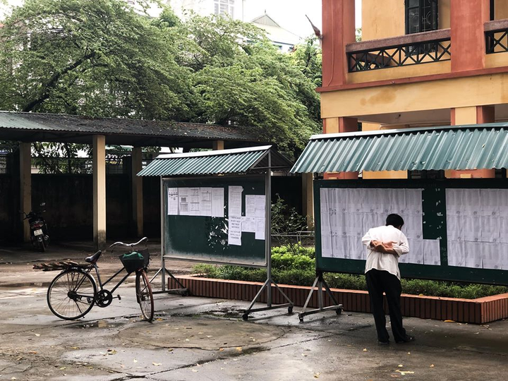 Rưng rưng hình ảnh người cha cặm cụi tìm tên, dò điểm thi của con - 4