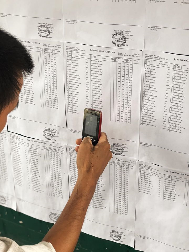 Rưng rưng hình ảnh người cha cặm cụi tìm tên, dò điểm thi của con - 2