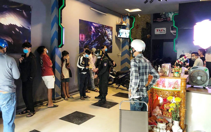 Hàng chục người ‘cày’ game trong tiệm Internet mở chui giữa dịch COVID-19 - 1