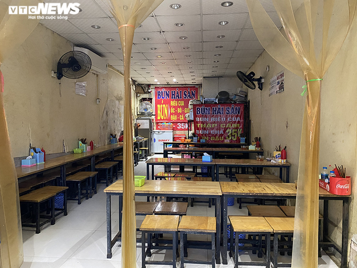 Chưa kịp hoàn hồn, chủ nhà hàng lại lao đao vì COVID-19 quay lại - 1