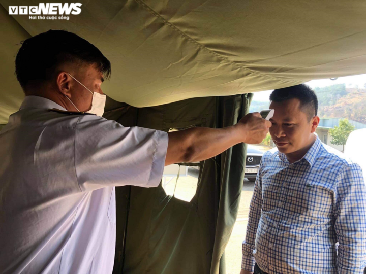 Gia Lai lấy mẫu xét nghiệm, cách ly hàng nghìn trường hợp - 1