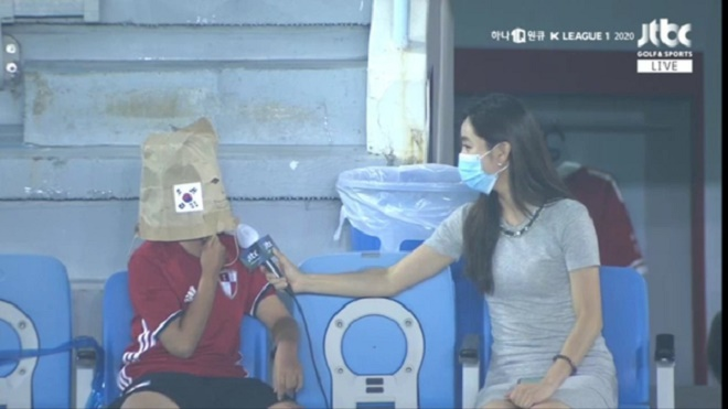 Quên khẩu trang, CĐV Hàn Quốc xấu hổ lấy túi giấy chụp lên đầu - 1