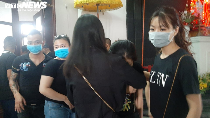 Container đè bẹp xe hơi dừng đèn đỏ, 3 người chết: Ngày đi lễ Rằm định mệnh - 2