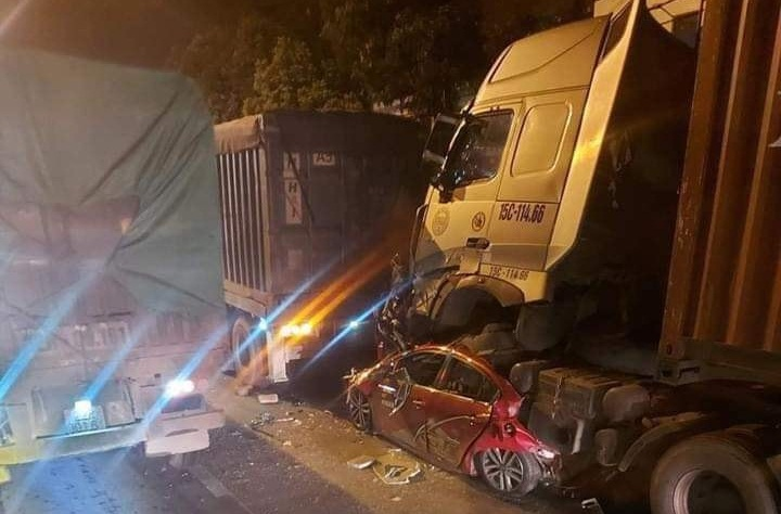 Ô tô con dừng đèn đỏ bị container đè bẹp dúm, 3 người chết, 1 người bị thương - 1