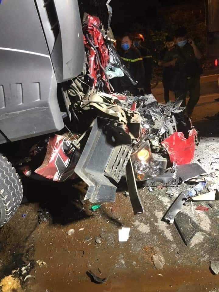 Ô tô con dừng đèn đỏ bị container đè bẹp dúm, 3 người chết, 1 người bị thương - 2