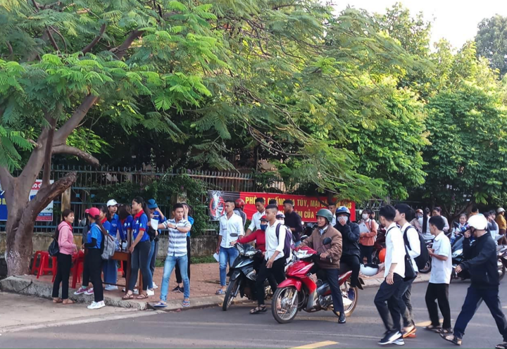 Thí sinh F1, F2 ở Đắk Lắk thi tốt nghiệp THPT đợt 2 - 1