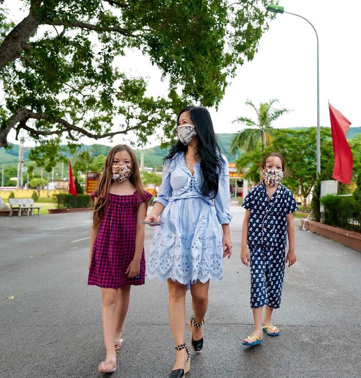 Hai con của Hồng Nhung tìm thú vui trong khu cách ly tập trung - 1