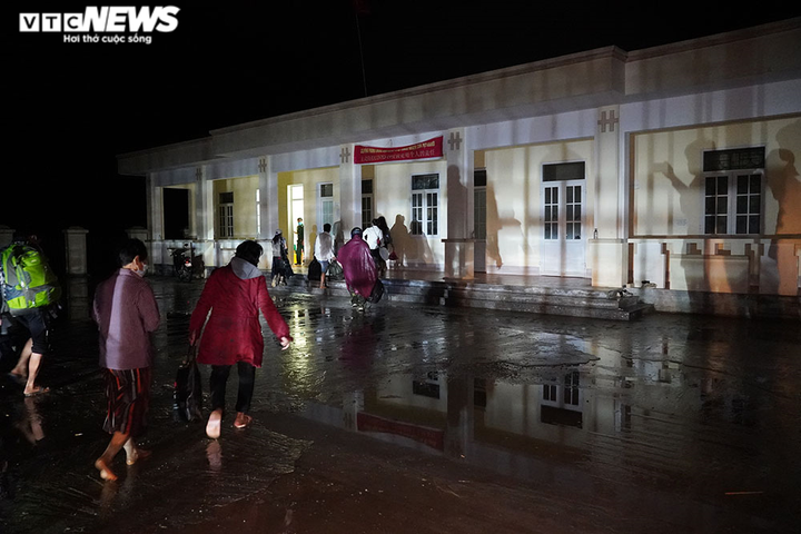 Mẹ bế con 1 tuổi băng rừng nhập cảnh trái phép về Việt Nam lúc nửa đêm - 5