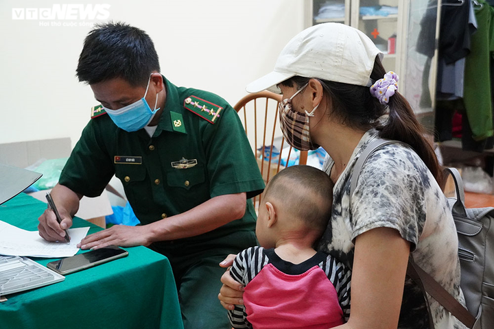 Mẹ bế con 1 tuổi băng rừng nhập cảnh trái phép về Việt Nam lúc nửa đêm - 6