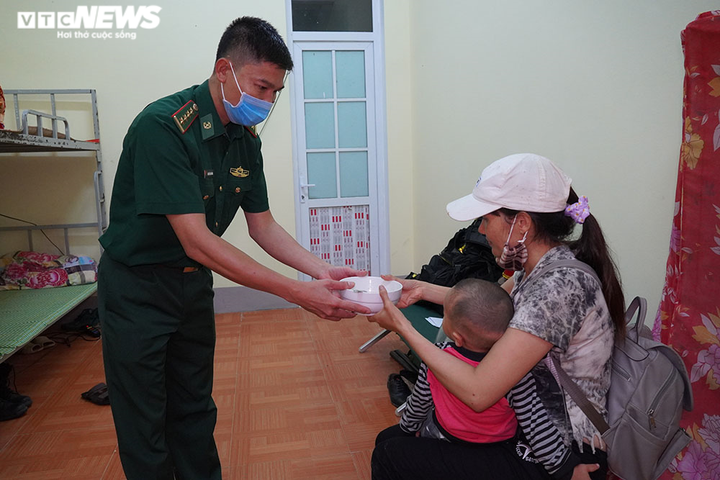 Mẹ bế con 1 tuổi băng rừng nhập cảnh trái phép về Việt Nam lúc nửa đêm - 8